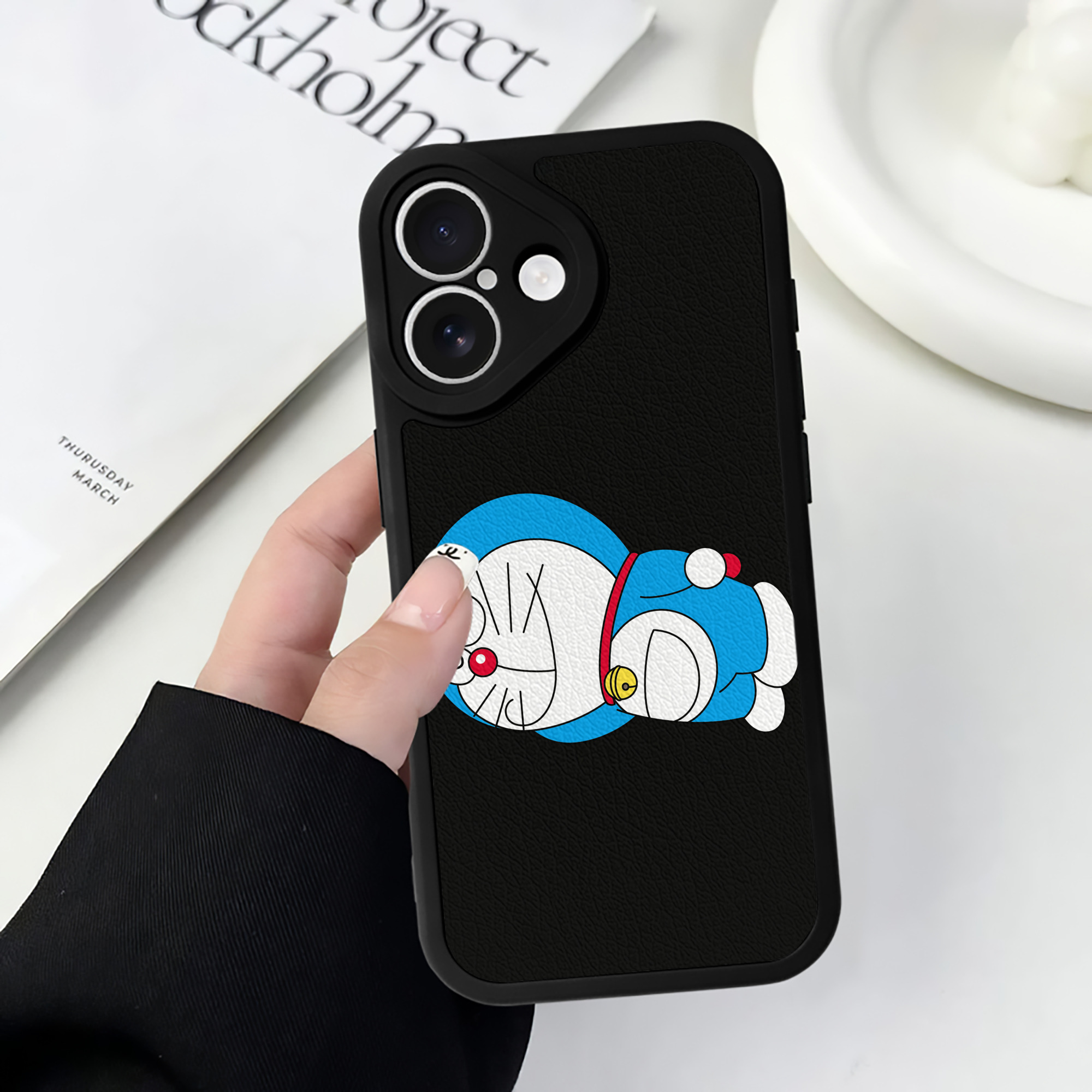 （画像用） ドラえもん Doraemon 【iPhone 16シリーズ対応】シリコンスマホケース（レザー調） 材質：シリコン
